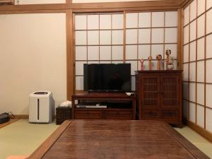 横浜市にあるYokohama HY Houseのリビングルーム(薄型テレビ、テーブル付) +5枚の写真