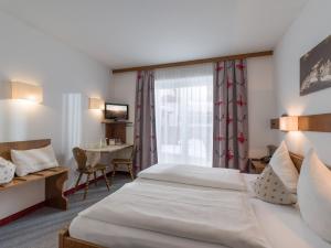 A bed or beds in a room at Hotel Gänsleit