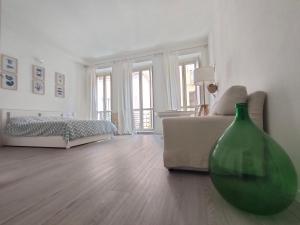 un gran jarrón verde en una sala de estar con sofá en Casa Marina Guesthouse Cagliari en Cagliari