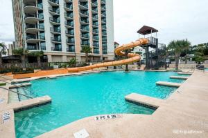 Basen w obiekcie Ocean-front Condo with Pools, Lazy River and Water Park lub w pobliżu