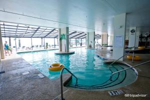 Basen w obiekcie Ocean-front Condo with Pools, Lazy River and Water Park lub w pobliżu
