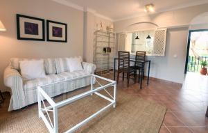 uma sala de estar com um sofá e uma mesa em Apartamento Ayamonte Isla Canela Golf em Ayamonte