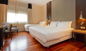 Llit o llits en una habitació de NH Barcelona Eixample