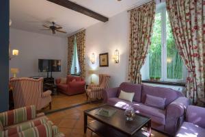 a living room with a purple couch and chairs at Las Aguas del Arbuniel con Pista de Pádel in Arbuniel