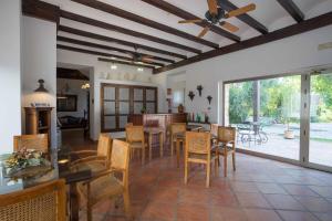 ArbunielにあるLas Aguas del Arbuniel con Pista de Pádelのテーブルと椅子のあるキッチンとダイニングルーム