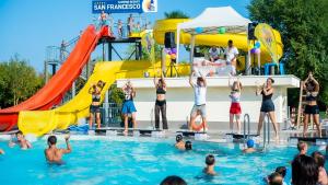 Bazén v ubytování Villaggio San Francesco - Adria Holiday Mobile Homes nebo v jeho okolí