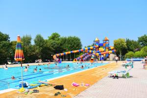 Bazén v ubytování Villaggio San Francesco - Adria Holiday Mobile Homes nebo v jeho okolí