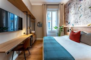 1 dormitorio con 1 cama, escritorio y TV en Terra Artis Guest House, en Florencia