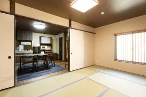 an empty room with a kitchen and a dining room at Daisenji Lodge Ing 藍 地下鉄鞍馬口駅から徒歩1分 in Kyoto
