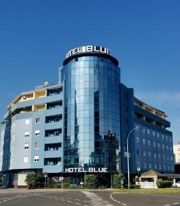un edificio de hotel con un cartel encima en Hotel Blue, en Zagreb
