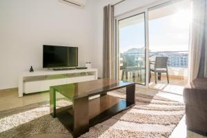 TV a/nebo společenská místnost v ubytování Lagos Family Holiday Condo