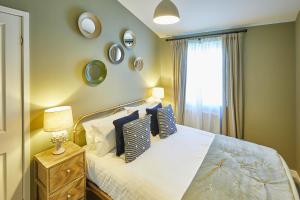 1 dormitorio con 1 cama grande y ventana en Host & Stay - Fox Cottage, en Bellingham