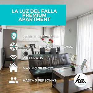 ein Wohnzimmer mit einem Sofa und einem Tisch in der Unterkunft La Luz del Falla Ha Apartment in Cádiz