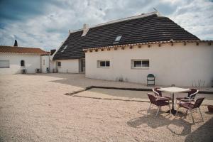 una mesa y sillas frente a una casa en La Cabane du Boumian, en Saintes-Maries-de-la-Mer