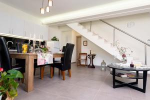 Una cocina y un comedor con mesa y sillas. en Filos Suites, en Nea Iraklitsa 35 fotos más