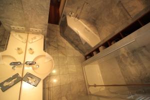 Hotel MARIOTTO am Burghof في لاروش: حمام مع مرحاض ومغسلة وحوض استحمام