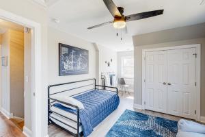 ein Schlafzimmer mit einem Bett und einem Deckenventilator in der Unterkunft BlueDream in Kill Devil Hills