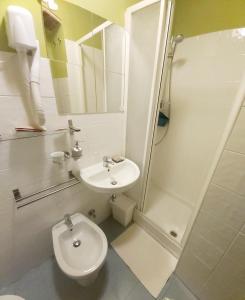 Vonios kambarys apgyvendinimo įstaigoje LODGING 5 TERRE & PORTO LA SPEZIA