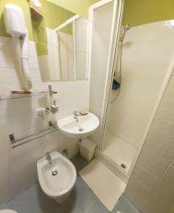 A bathroom at LODGING 5 TERRE & PORTO LA SPEZIA