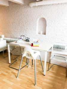 アムステルダムにあるKG Houseの部屋にある白い机と椅子