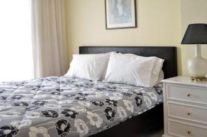 sypialnia z łóżkiem z czarno-białą kołdrą w obiekcie Delmare Dion apartment w Salonikach