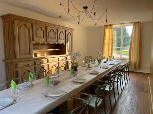 une grande salle à manger avec une grande table et des chaises dans l'établissement Domaine Des Loches ****, à Mazerny