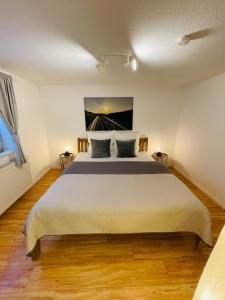 Un dormitorio con una cama grande y una ventana en Strandapartment in Westerland für 2-4 Personen, en Westerland