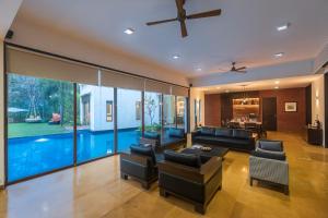 La alberca dentro o cerca de SaffronStays Estella, Alibaug