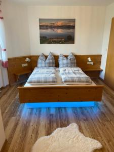 2 camas en una habitación con suelo de madera en BERGWERK #nofilter, en Schwangau