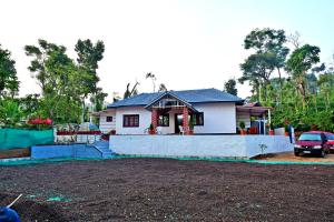 ein Haus wird mit einer Haltewand gebaut in der Unterkunft Coffee Crown 3BH Homestay - 1KM to WaterFalls in Sakleshpur