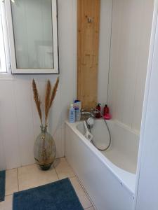 bagno con vasca e vaso di Maison de la plage sur la côte bleu Martigues a Martigues