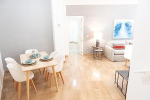 jadalnia i salon ze stołem i krzesłami w obiekcie Tourist House Casa Pilatos w Sewilli