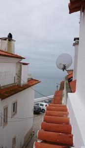 een trap naar een gebouw met uitzicht op de oceaan bij Casa Horizonte in Nazaré