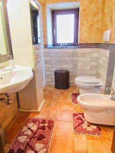 La salle de bains est pourvue de toilettes et d'un lavabo. dans l'établissement La Casa di Sofia, à Piedimonte Etneo