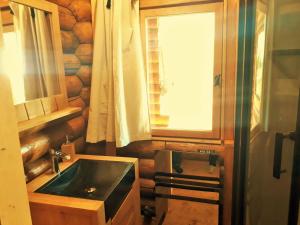 Magnifique chalets en rondins avec ou sans spa et Tipis en plaine Nature Environnement ressourçant au calme vue imprenable Lascaux SPA non disponible juillet et aout的一间浴室