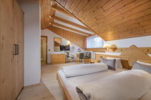 two beds in a room with wooden ceilings at Hotel Wilma in Nalles
