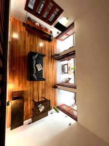 um quarto com uma parede de madeira com prateleiras em Hilltop South - Villa Bougainville em Takamaka