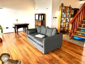sala de estar con sofá y mesa en Hilltop South - Villa Bougainville en Takamaka