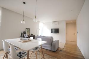 TV a/nebo společenská místnost v ubytování Aljube Residences II - Apartamento novo centro PDL