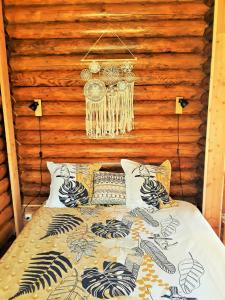 Magnifique chalets en rondins avec ou sans spa et Tipis en plaine Nature Environnement ressourçant au calme vue imprenable Lascaux SPA non disponible juillet et aout客房内的一张或多张床位