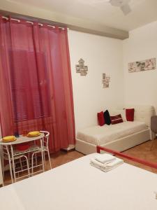 A bed or beds in a room at LODGING 5 TERRE & PORTO LA SPEZIA