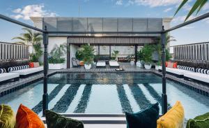 岘港Sanouva Da Nang Hotel - Daily Afternoon Tea Inclusive的枕头之家内的游泳池