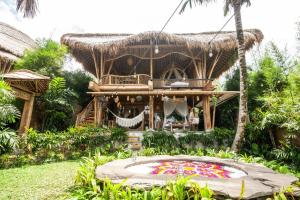 una casa con un estanque delante de ella en Magic Hills Bali - Magical Eco-Luxury Lodge en Selat