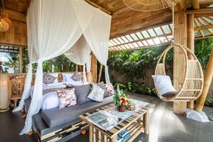 Ein Sitzbereich in der Unterkunft Magic Hills Bali - Angel House Magical Eco Lodge