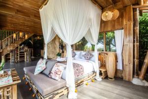 Ein Bett oder Betten in einem Zimmer der Unterkunft Magic Hills Bali - Angel House Magical Eco Lodge