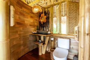 Ein Badezimmer in der Unterkunft Magic Hills Bali - Angel House Magical Eco Lodge