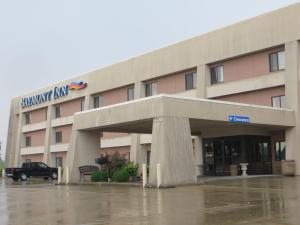 un edificio con un camión estacionado frente a él en Baymont by Wyndham Paducah en Paducah