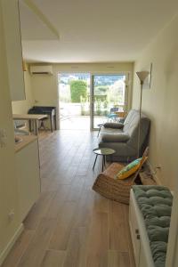 カシにある"Côté Soubeyran" Centre-ville, Garage, Piscine, Terrasseのソファとテーブルのあるリビングルーム