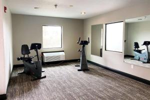 una sala de fitness con cintas de correr, elípticas y espejos en Wingate by Wyndham Biloxi - Ocean Springs, en Biloxi