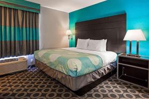 Postel nebo postele na pokoji v ubytování Travelodge by Wyndham San Antonio Downtown Northeast